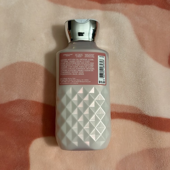 Bath & Body Works Strawberry Snowflakes Body Lotion ❄️🍓 - Picture 4 of 6